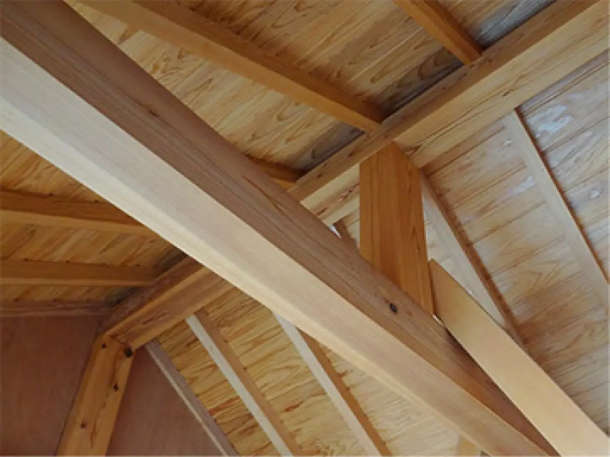 木造の小屋組み（梁・垂木）を見上げた様子