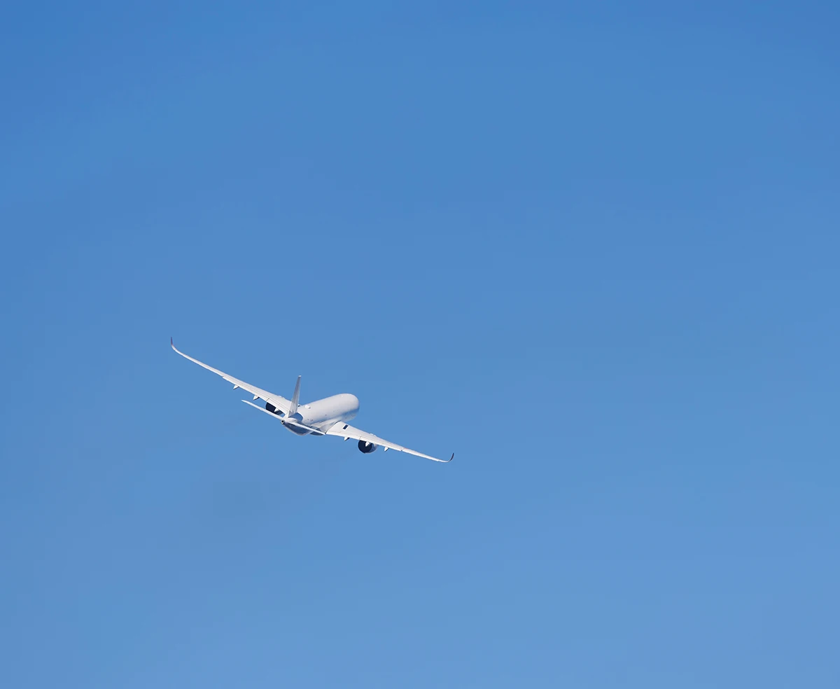 電磁波対策に使われる炭素繊維が採用された航空機